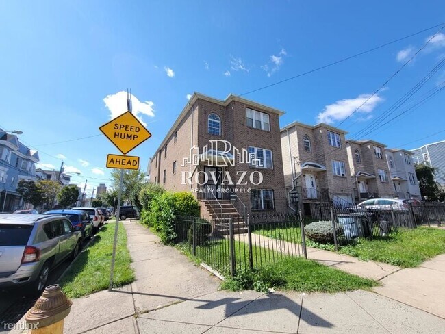 Building Photo - 4 br, 3 bath Duplex - 288 Sussex Ave # 1AA