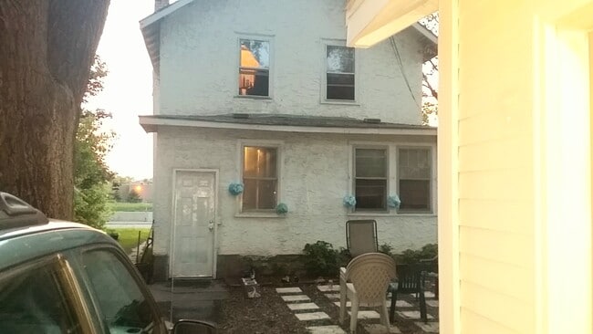 Building Photo - 1094 11th Ave SE