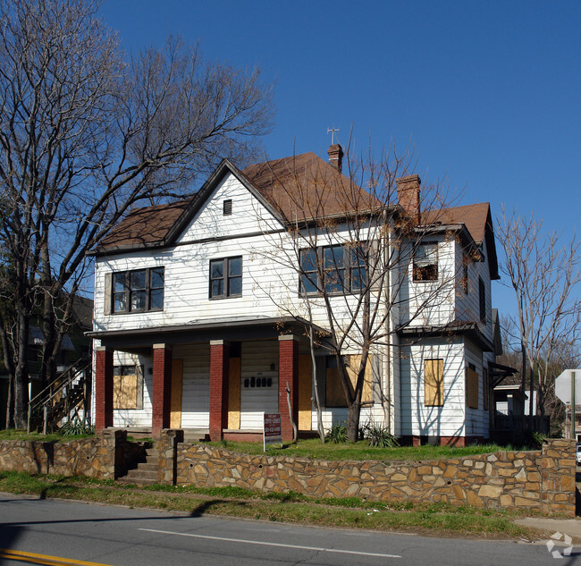 Building Photo - 421 E 9th St