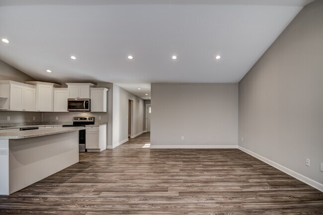 Building Photo - 3 Bedroom Town Home