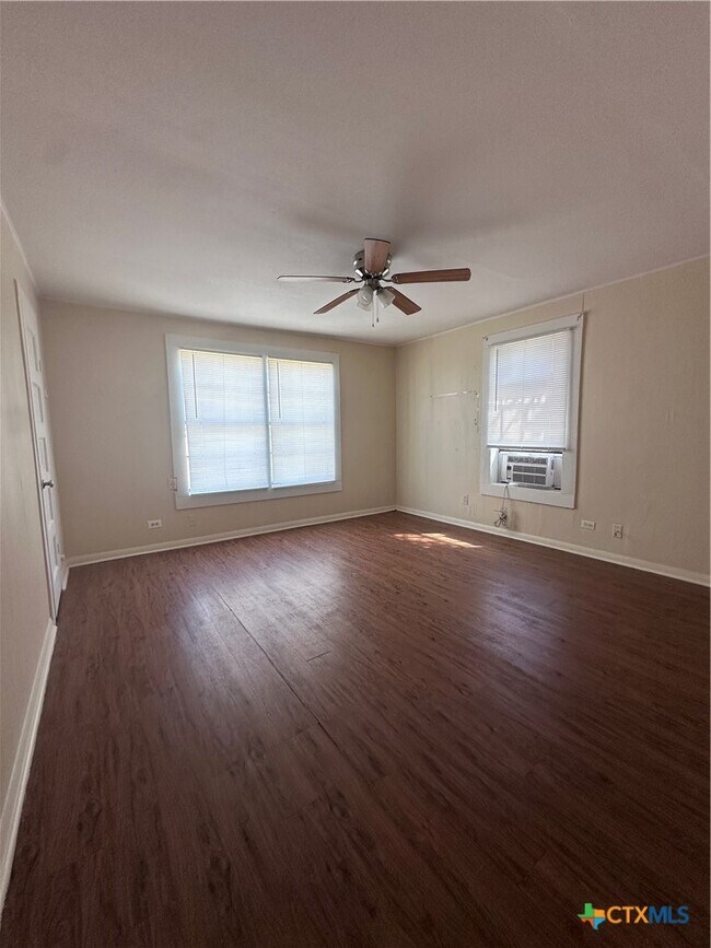 Foto del edificio - 921 E Courthouse St