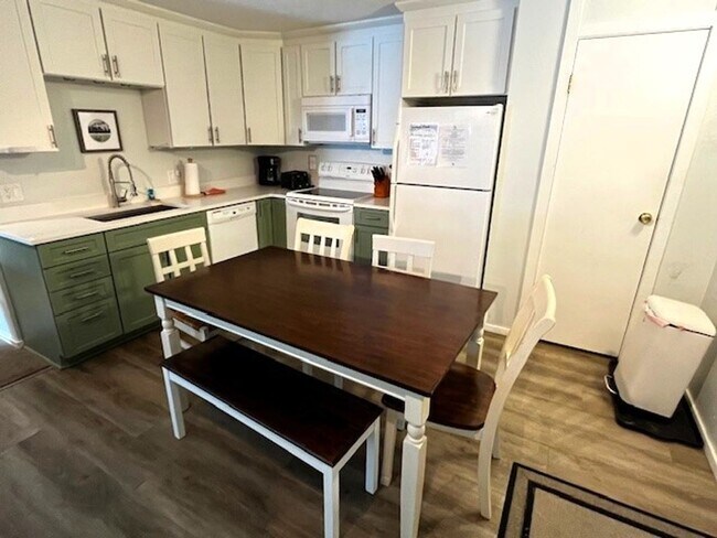 Building Photo - Long Term Rental- Treehouse Condos 207B
