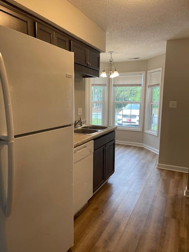 Building Photo - Great two bedroom, two bath duplex in Hunters Creek.