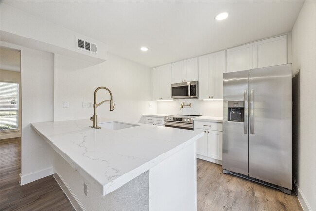 Building Photo - 1525 Bonanza Rd