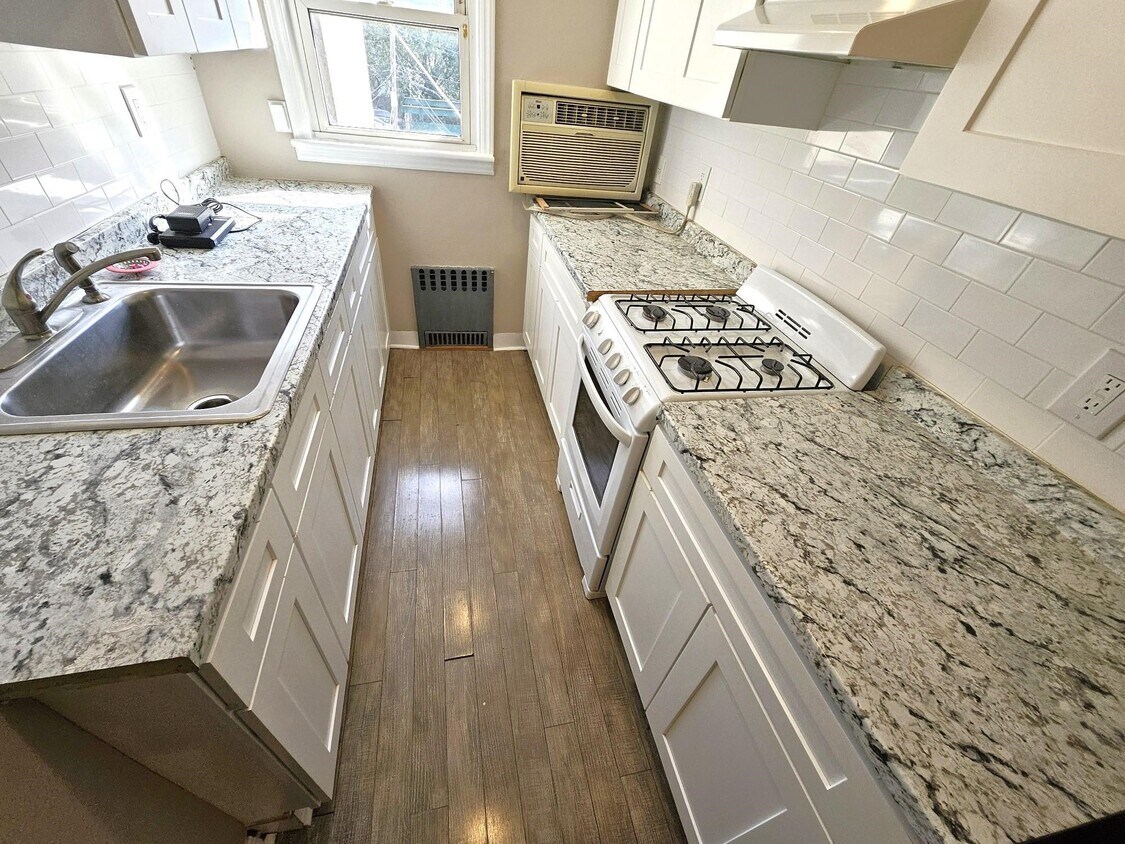Foto principal - 1259 Paterson Plank Rd