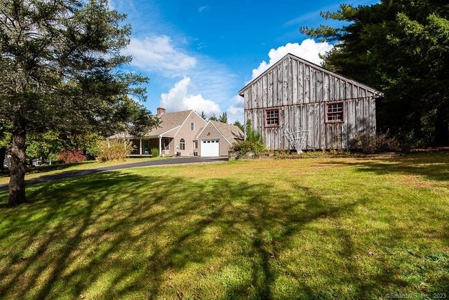 Foto del edificio - 131 Hemlock Dr