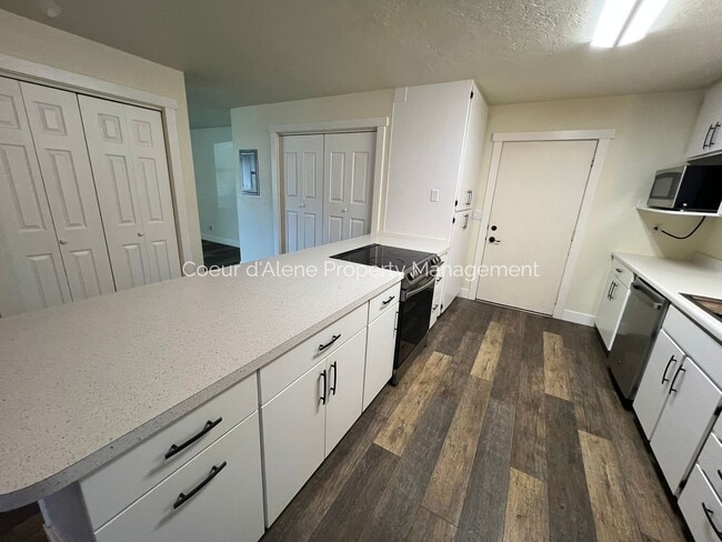 Building Photo - 10230 N Hillview Dr