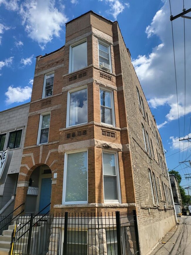 Building Photo - 815 N Fairfield Ave