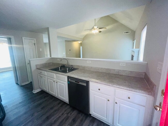 Foto del edificio - Northgate district! 4 bed/2.5 full bath, n...