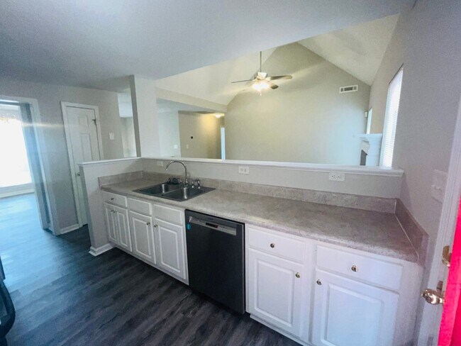 Foto del edificio - Northgate district! 4 bed/2.5 full bath, newly renovated, large lot, approx 2500 sqft, 2 car gara...