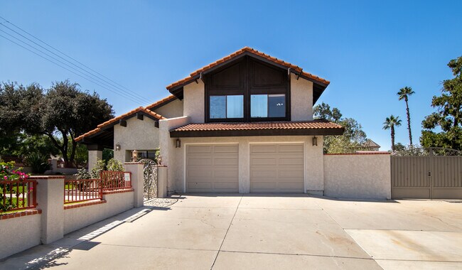 Building Photo - 1494 W Olive Ave