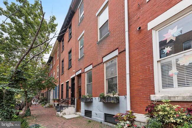 Building Photo - 2218 Locust St