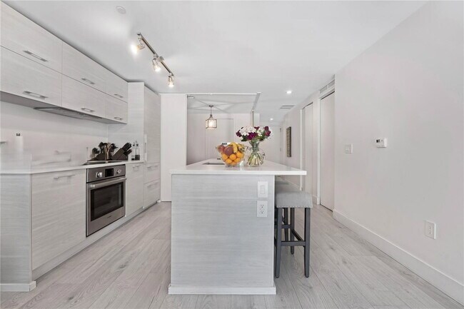 Foto del edificio - 650 NE 32nd St
