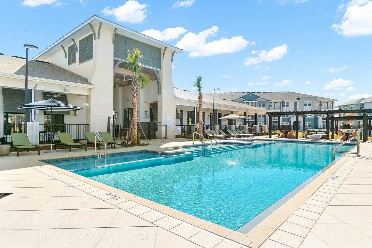 Piscina resplandeciente - Marlowe Live Oak