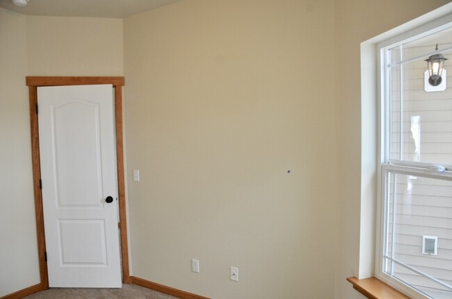 Building Photo - 3 bed 2 bath Crown Pointe Neighborhood wit...