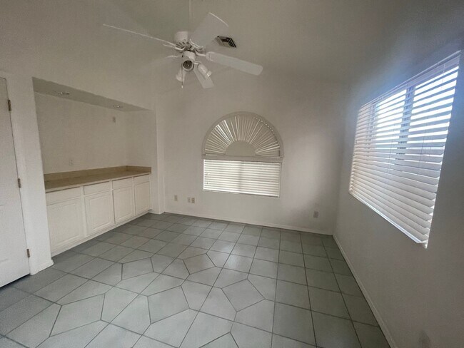 Building Photo - Beautiful Los Lagos Home