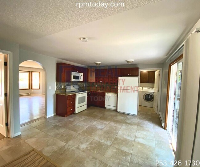 Foto del edificio - 8220-8222 143rd St Ct NW