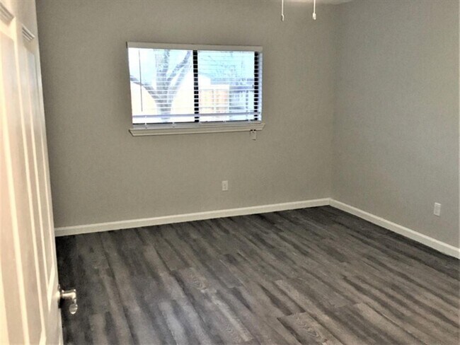 Building Photo - 541 Teal Dr