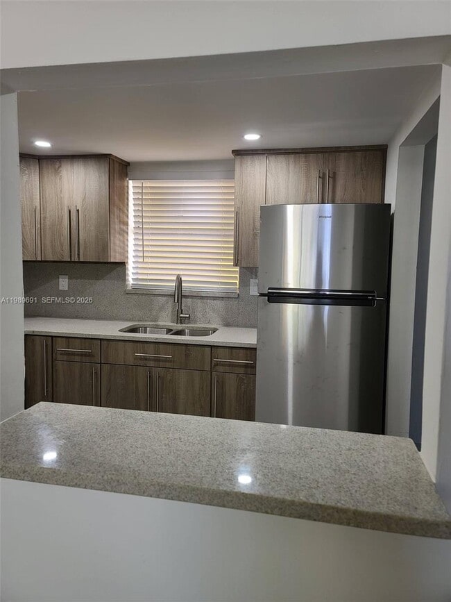 Building Photo - 9373 Fontainebleau Blvd