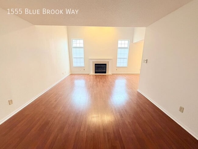 Foto del edificio - 1555 Blue Brook Way