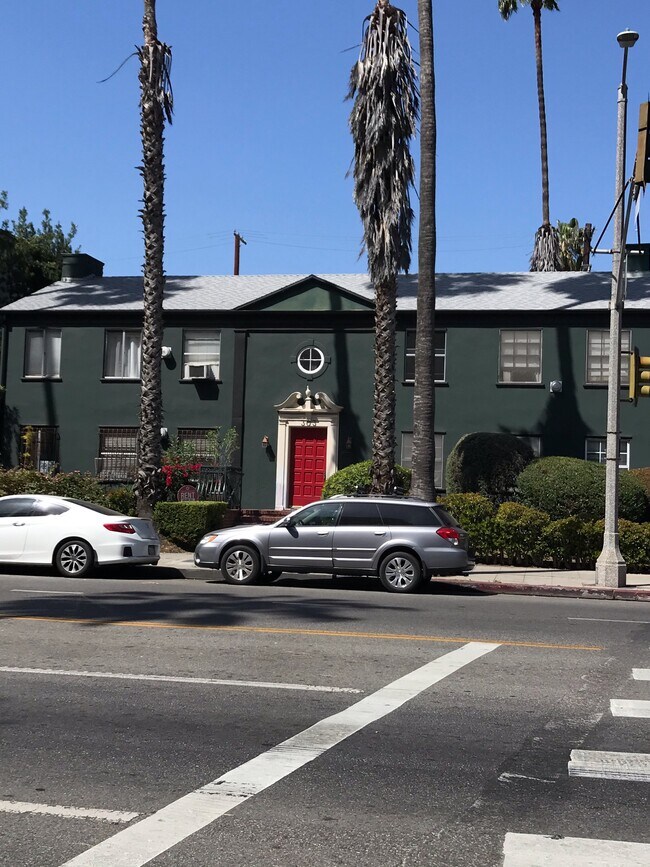 Foto del edificio - 303 S Doheny Dr