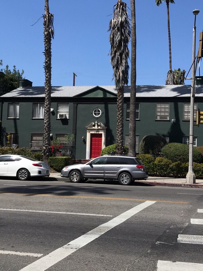 Building Photo - 303 S Doheny Dr