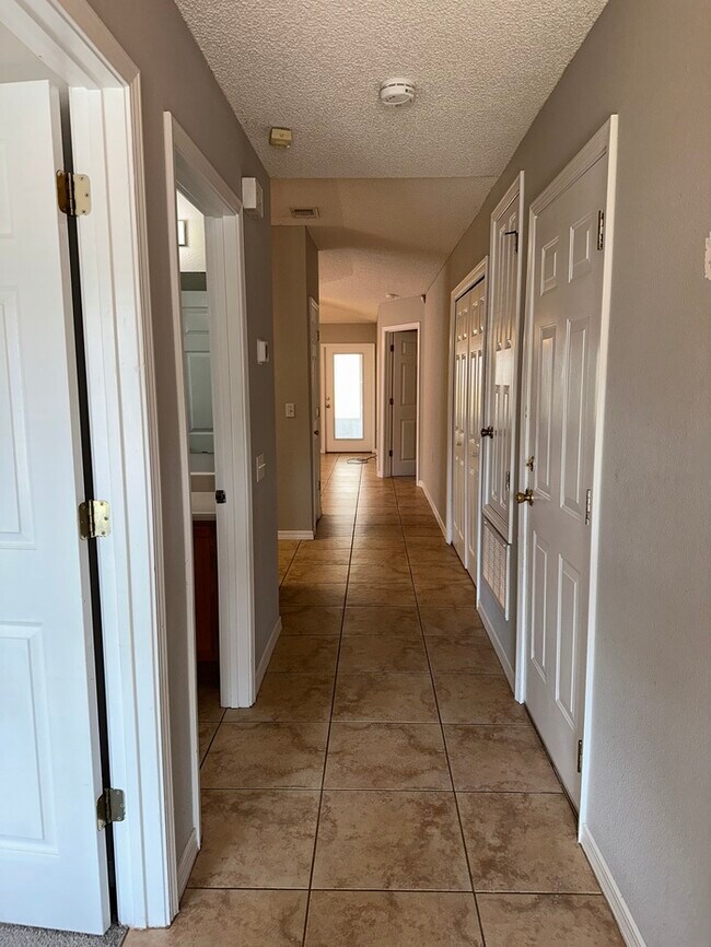 Building Photo - Cute 2/2 with garage and a nice size Flori...