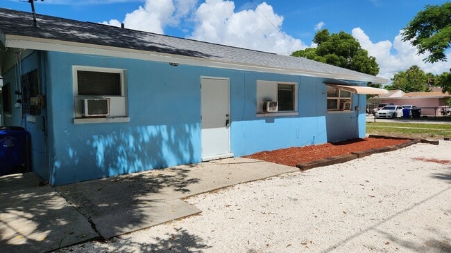 Foto del edificio - 2252 Maple Ave