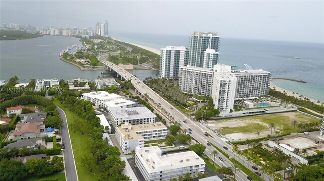 Foto del edificio - 10210 Collins Ave