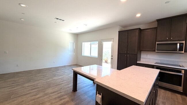 Building Photo - Modern Townhouse in Fairview Community of Bonsall