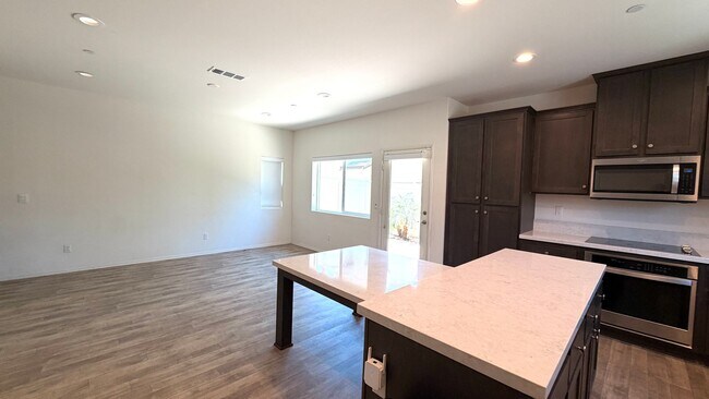 Foto del edificio - Modern Townhouse in Fairview Community of Bonsall