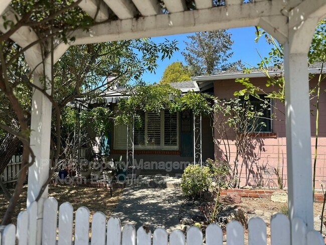 Foto del edificio - 1536 Madrona Ave