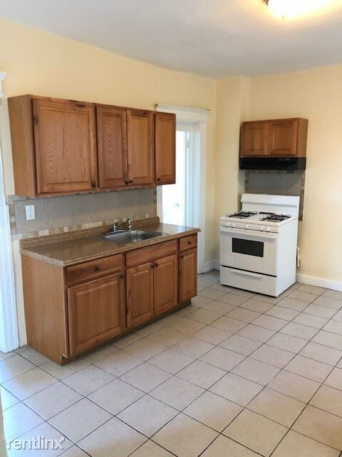 Building Photo - 3 br, 1 bath  - 11 Truman St Fl 2