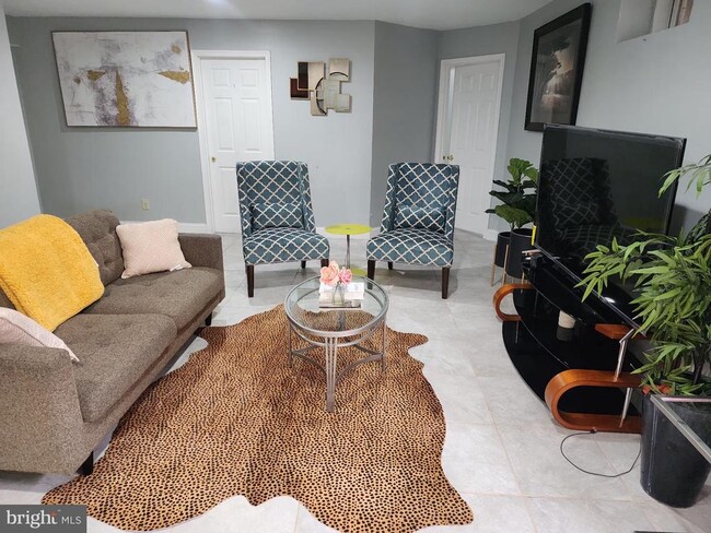 Building Photo - 7571 Holly Ridge Dr