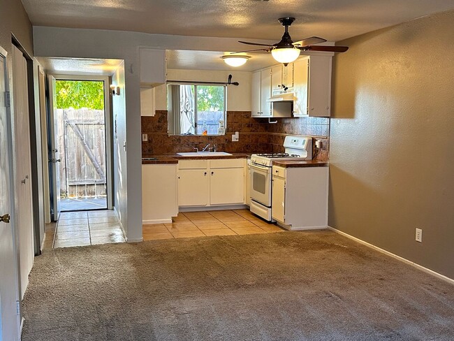 Building Photo - Quiet 2 bed/ 1.5 bath townhome in a gated ...