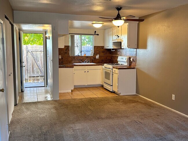 Foto del edificio - Quiet 2 bed/ 1.5 bath townhome in a gated ...
