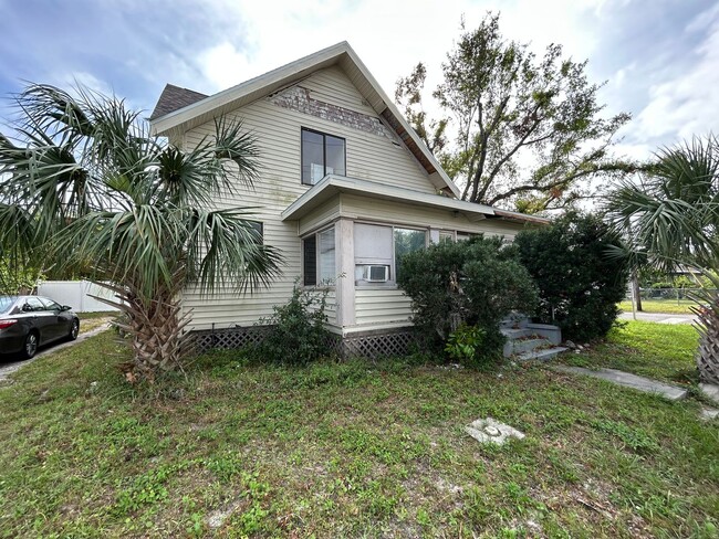 Building Photo - Bradenton unit near downtown, beaches