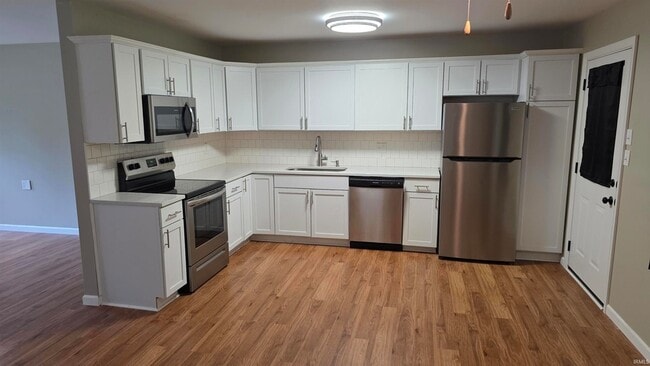 Building Photo - 621 S Village Dr
