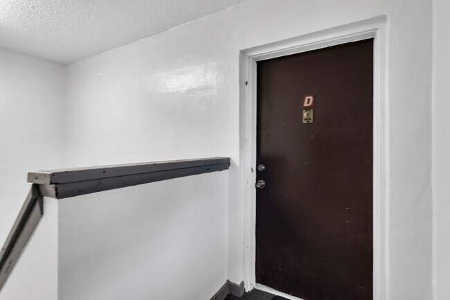 Foto del edificio - 1 Bed / 1 Bath – Updated Kitchen and Bathroom–  price reduced to $1,050/month (Water Included)