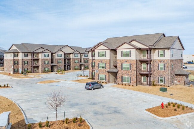 Building Photo - Lynn Oak