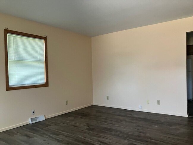 Building Photo - Arneberg Properties