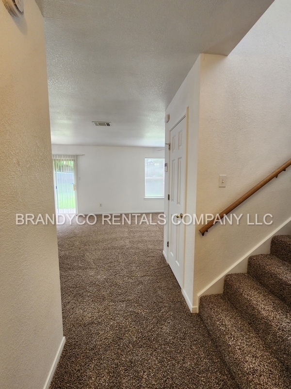 Building Photo - 305 Deloris Dr