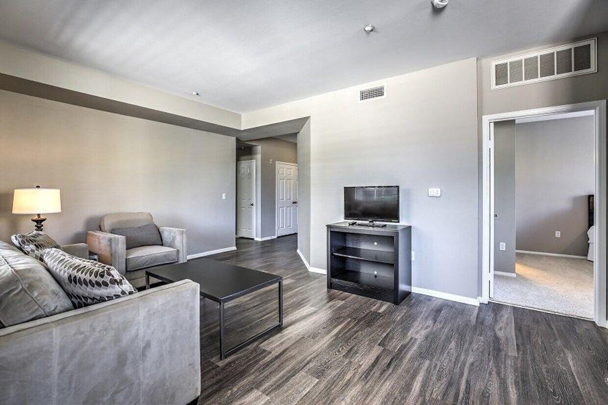 Foto principal - 8465 Regents Rd