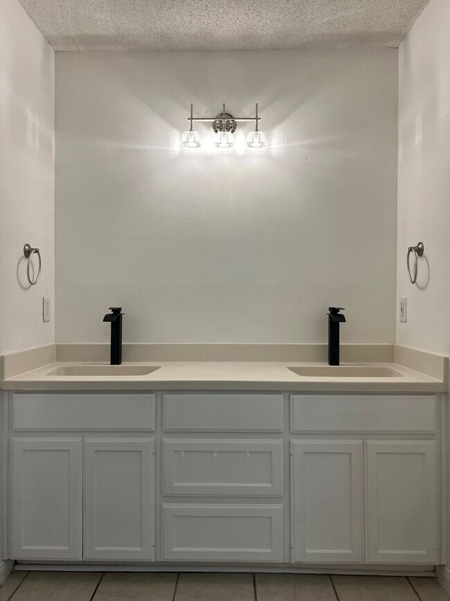 Foto del edificio - Duplex *LEASING SPECIAL AVAILABLE*