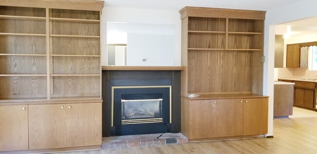Building Photo - Move in ready - 2 bedroom 1 bath - No pets