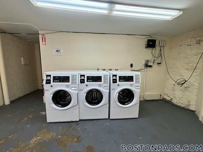 Building Photo - 1539 Beacon St