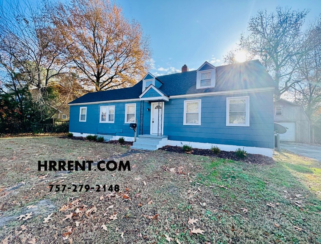 Foto principal - Adorably Renovated 3 Bedroom 1 Bath Single...