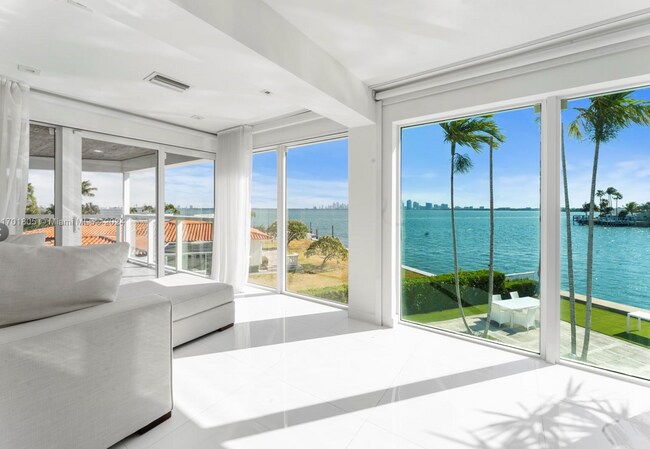 Foto del edificio - 7504 W Treasure Dr