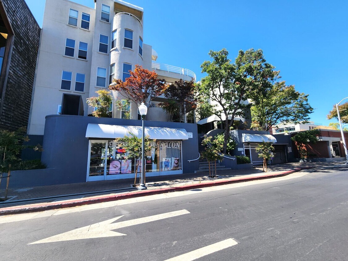 Foto principal - Condo in Downtown Palo Alto Available Now!