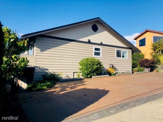 Building Photo - 2 br, 1 bath Apartment - 738 S 231st Street